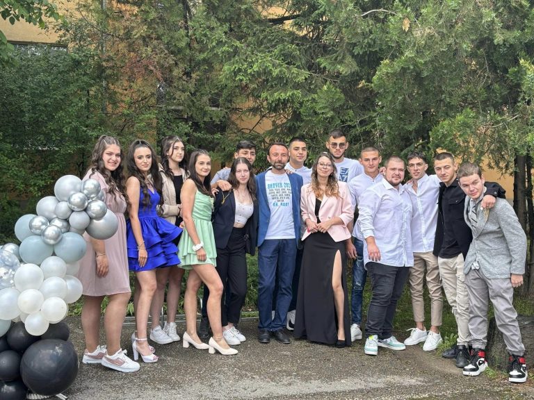 Горещи новини | С вълнуващо тържество СУ „Вела Благоева“ изпрати зрелостниците си