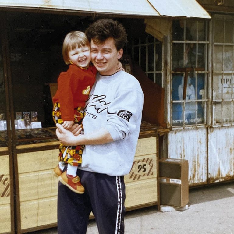 Наричат великотърновката Женя Кънева  “розовото момиче на българската поезия”