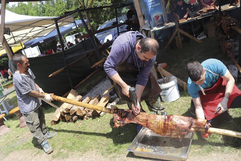 Три поколения мъже от Смолян въртят чевермета по събори
