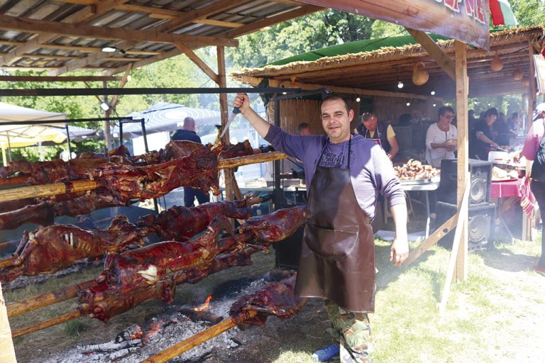 Три поколения мъже от Смолян въртят чевермета по събори