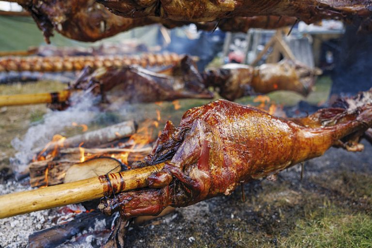 Три поколения мъже от Смолян въртят чевермета по събори