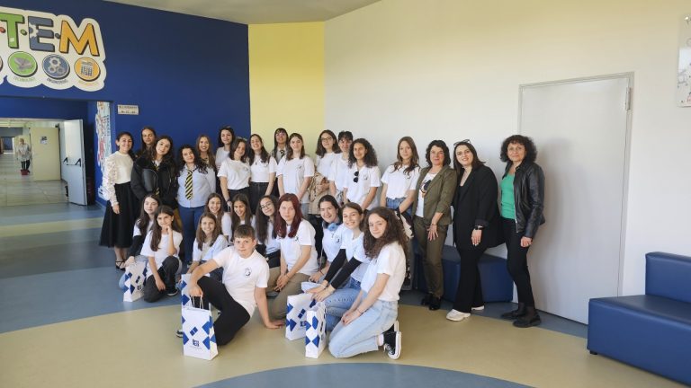 Общество | Ученическият парламент на СУ “Емилиян Станев” обмени опит с ученици от Пловдив