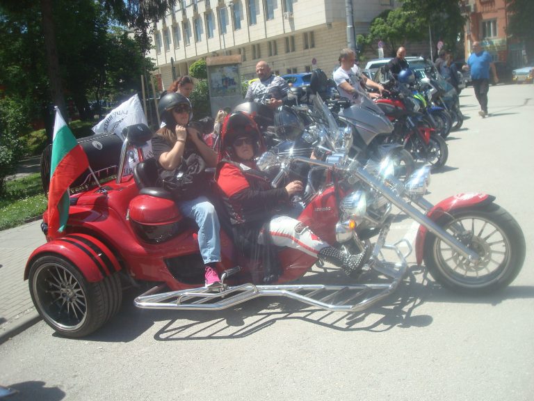 Горещи новини | Рокерки на мощни мотори   превзеха Велико Търново