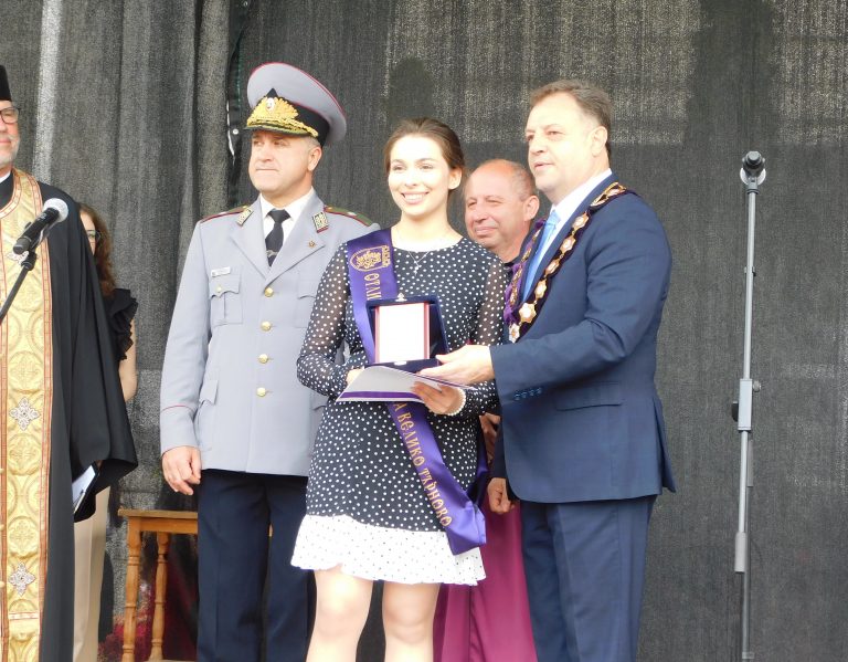 Калина Досева е носител на Наградата „24 май“, четирима учители – със Старопрестолни грамоти