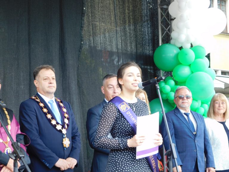 Калина Досева е носител на Наградата „24 май“, четирима учители – със Старопрестолни грамоти