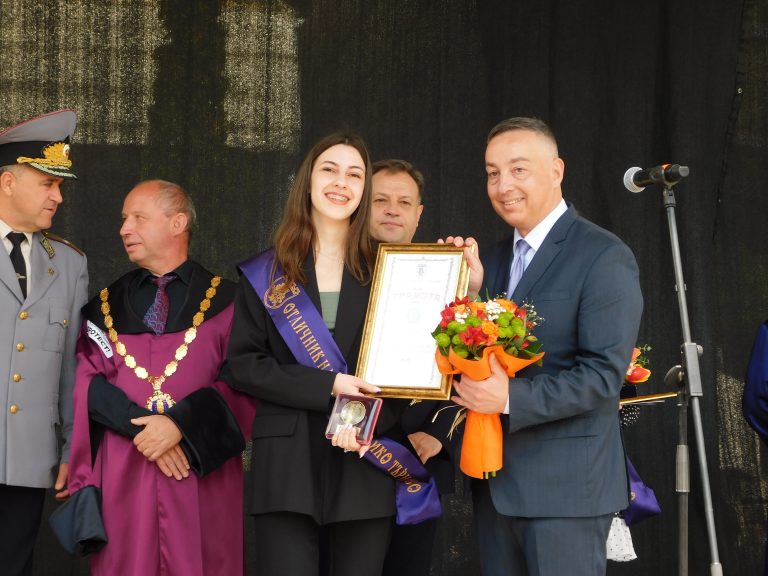 Калина Досева е носител на Наградата „24 май“, четирима учители – със Старопрестолни грамоти