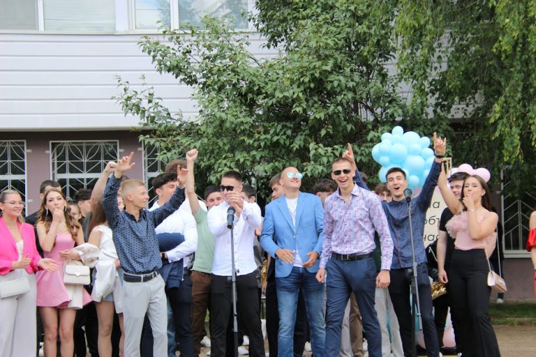 С концерт, скечове и сълзи изпратиха абитуриентите на СУ “Емилиян Станев”