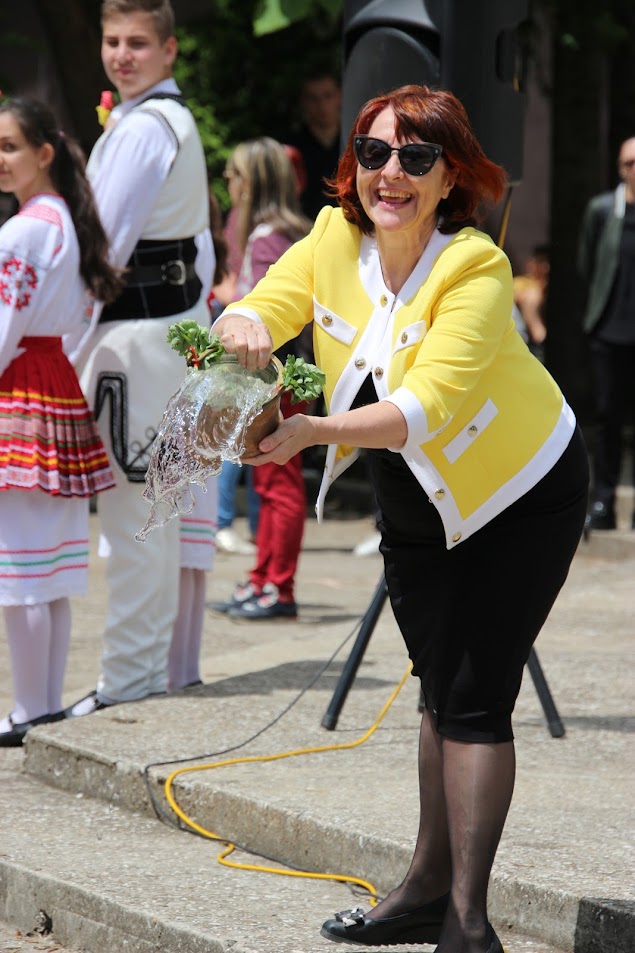 С концерт, скечове и сълзи изпратиха абитуриентите на СУ “Емилиян Станев”