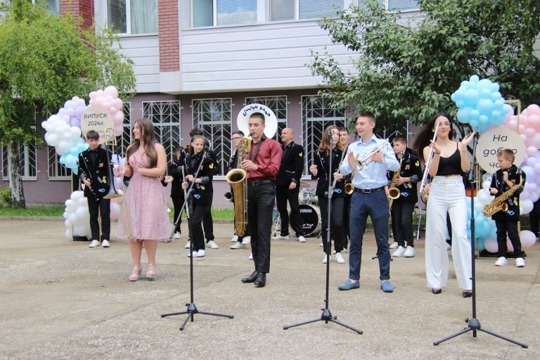 С концерт, скечове и сълзи изпратиха абитуриентите на СУ “Емилиян Станев”