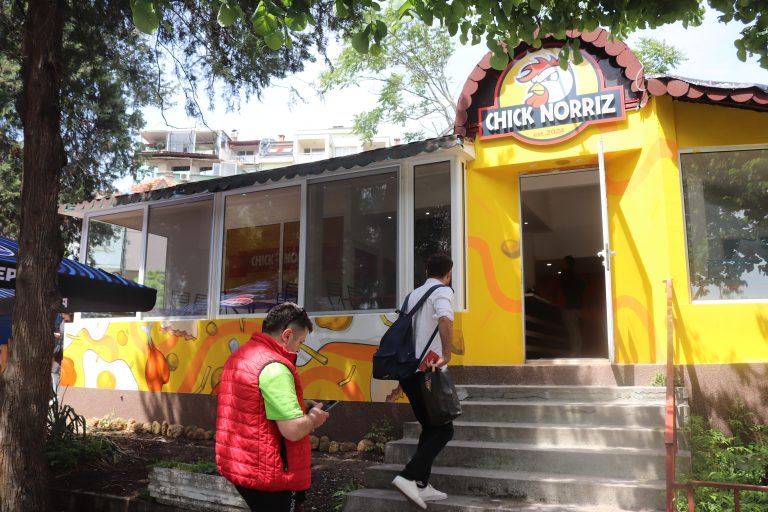 Горещи новини | Ресторантът “Chick Norriz” предлага първото във В. Търново българско пържено пиле по американски