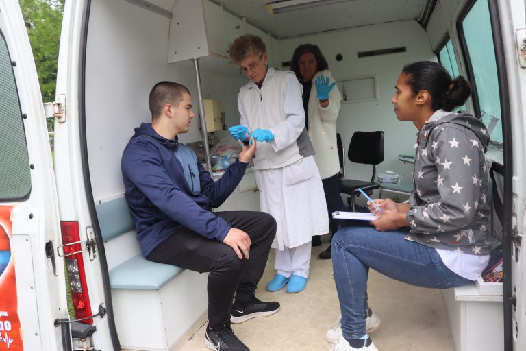 „Клиника на открито“ следи за СПИН, сифилис и кръвна захар