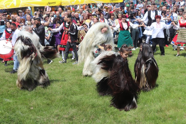 Един тон агнешка курбан чорба  изядоха на Събора на овцевъдите