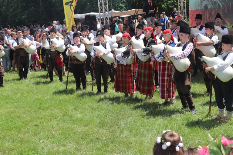 Един тон агнешка курбан чорба  изядоха на Събора на овцевъдите