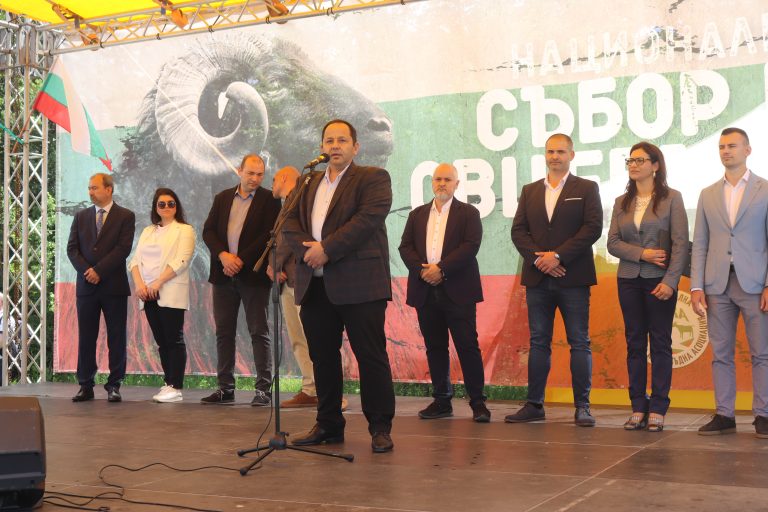 Един тон агнешка курбан чорба  изядоха на Събора на овцевъдите