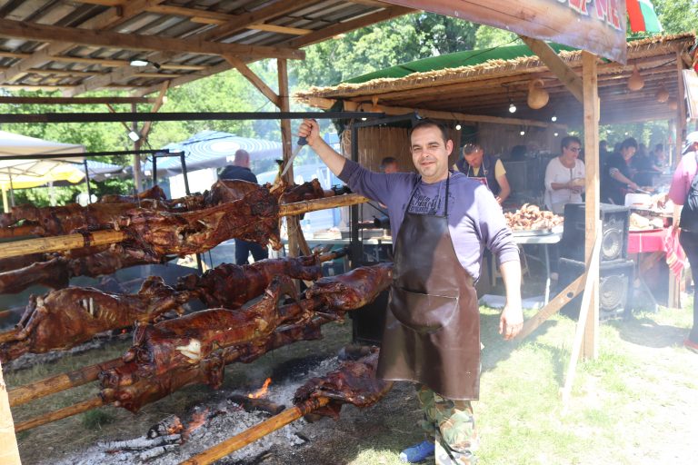 Един тон агнешка курбан чорба  изядоха на Събора на овцевъдите