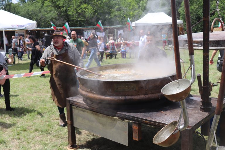 Един тон агнешка курбан чорба  изядоха на Събора на овцевъдите
