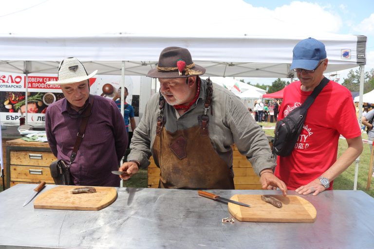 Един тон агнешка курбан чорба  изядоха на Събора на овцевъдите