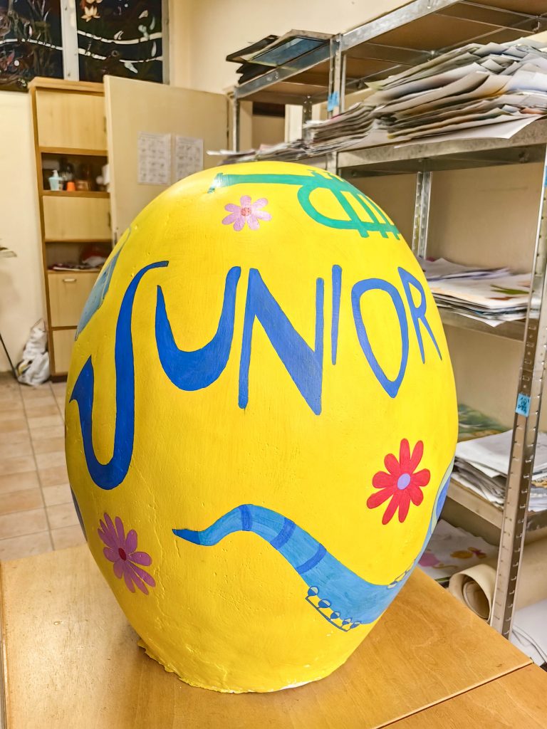 Junior Band продават благотворително декоративно яйце