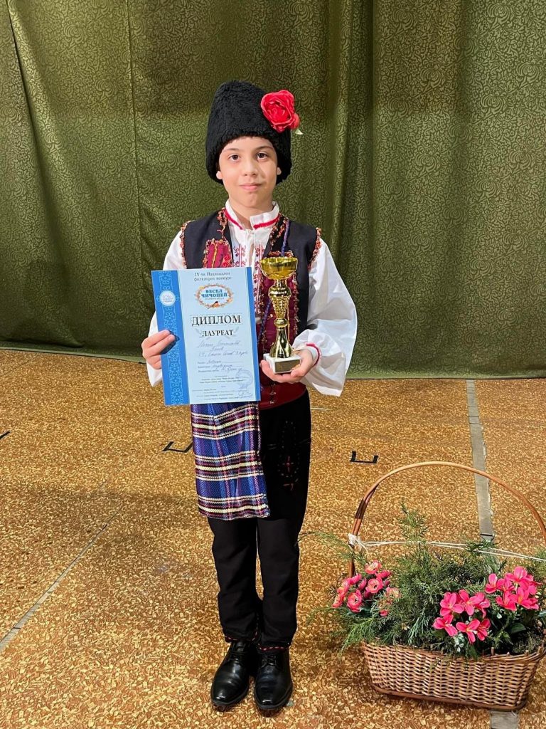 Общество | Третокласник от В. Търново спечели голямата награда на конкурса “Весел Чичопей” в Първомайци