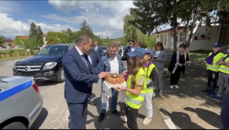 Министърът на МВР подари патрулка на участъка в Балван, докара я лично