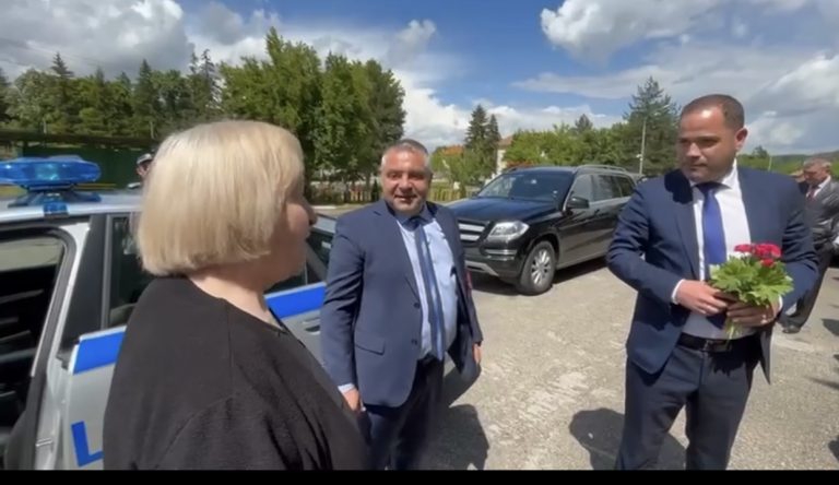 Министърът на МВР подари патрулка на участъка в Балван, докара я лично