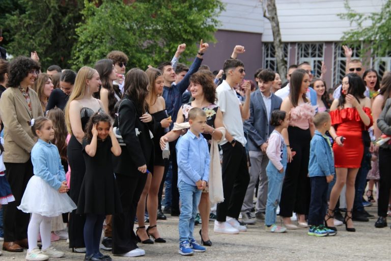 С концерт, скечове и сълзи изпратиха абитуриентите на СУ “Емилиян Станев”