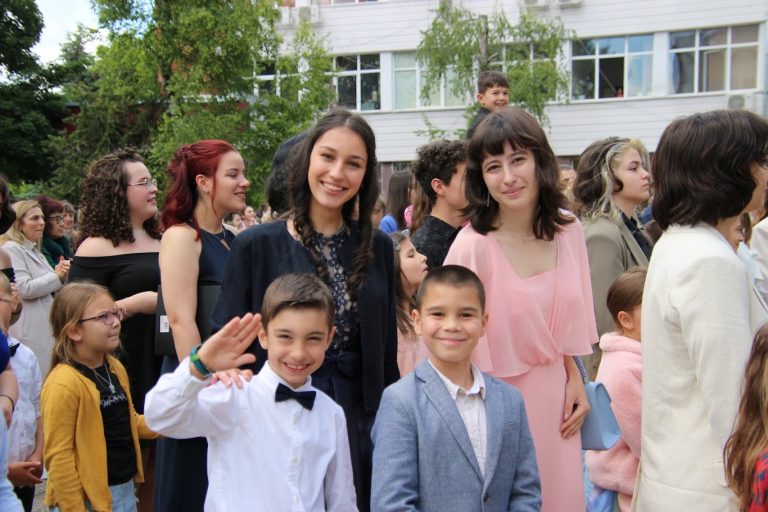 Общество | С концерт, скечове и сълзи изпратиха абитуриентите на СУ “Емилиян Станев”