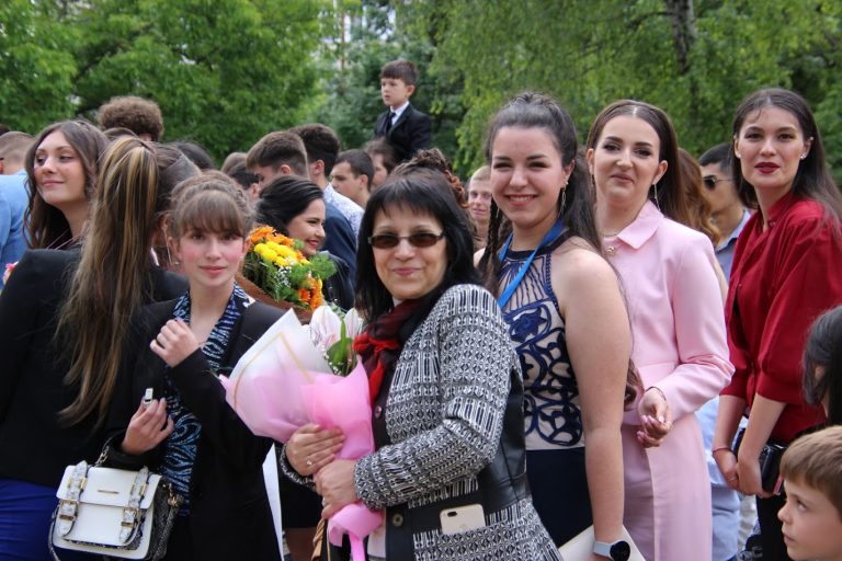 С концерт, скечове и сълзи изпратиха абитуриентите на СУ “Емилиян Станев”