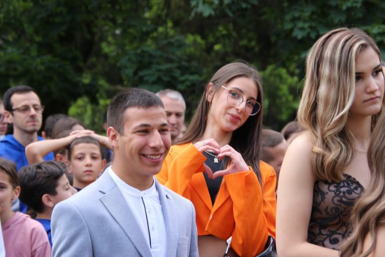 С концерт, скечове и сълзи изпратиха абитуриентите на СУ “Емилиян Станев”