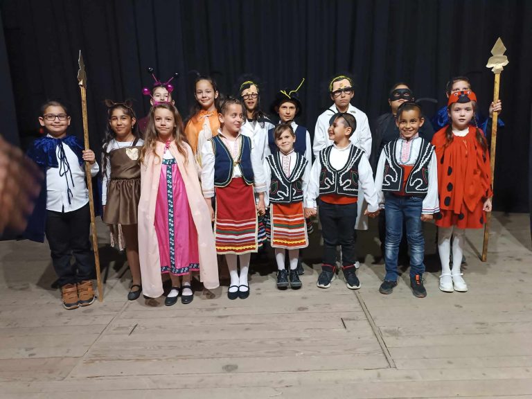 Общество | Малки артисти от Церова кория събираха средства за болна своя съученичка