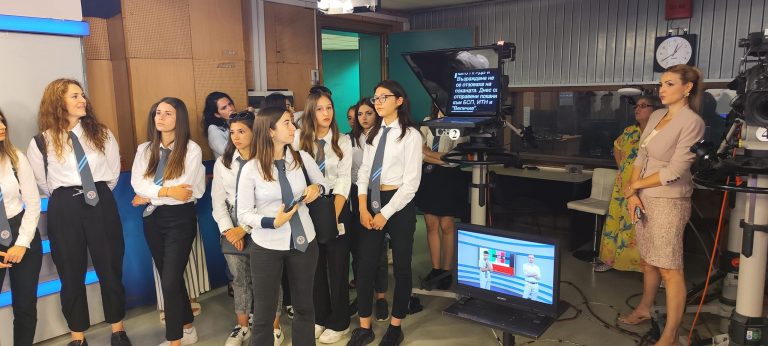 Ученици от Хуманитарна гимназия се срещнаха със звездите на БНТ