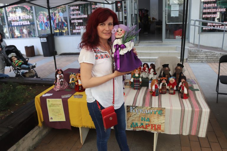 Общество | Куклите на Мария пътуват по света и сбъдват мечти