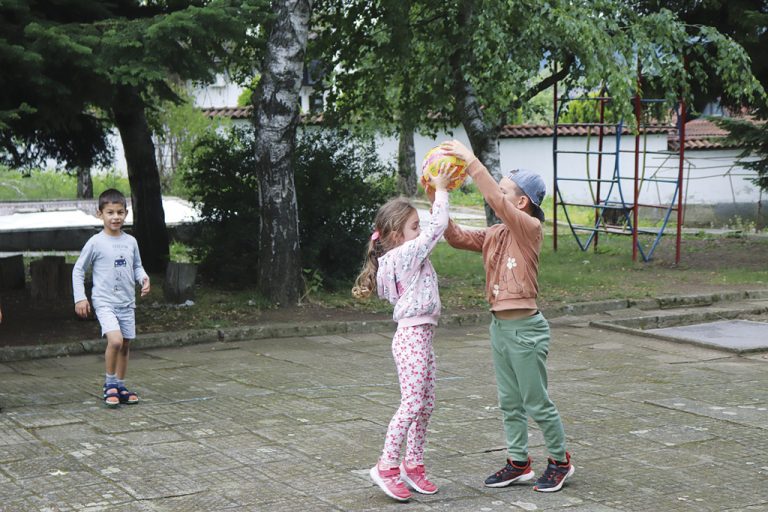 Деца сами си отглеждат зеленчуци в градината в Присово