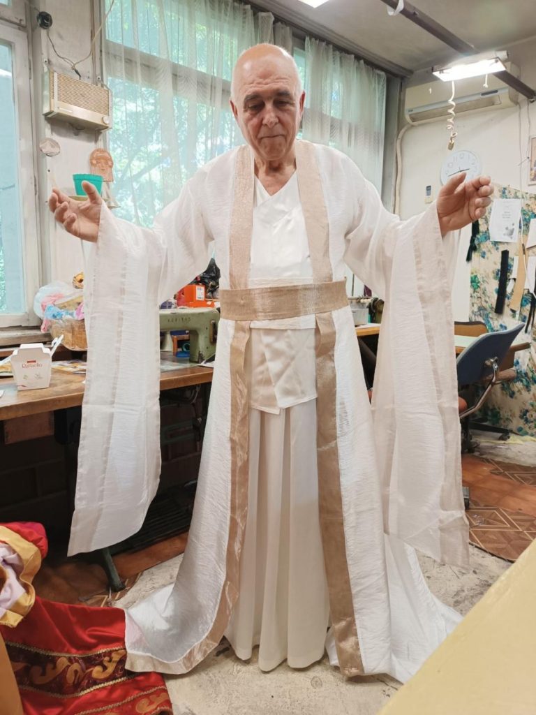 125 впечатляващи костюма са ушити за оперетата „Страната на усмивките“ на търновския театър