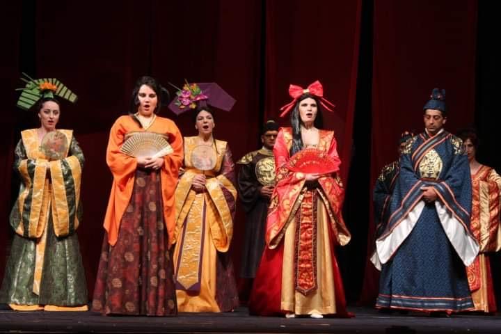 Култура | 125 впечатляващи костюма са ушити за оперетата „Страната на усмивките“ на търновския театър