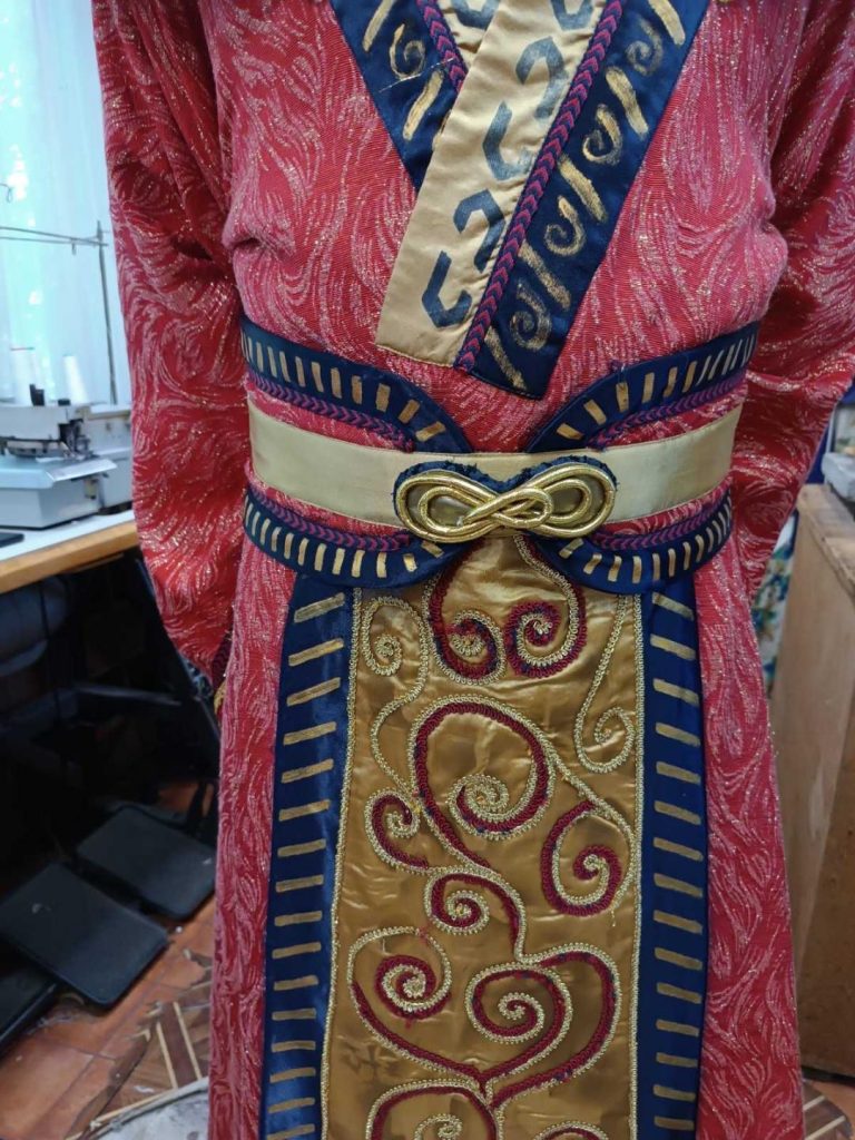 125 впечатляващи костюма са ушити за оперетата „Страната на усмивките“ на търновския театър