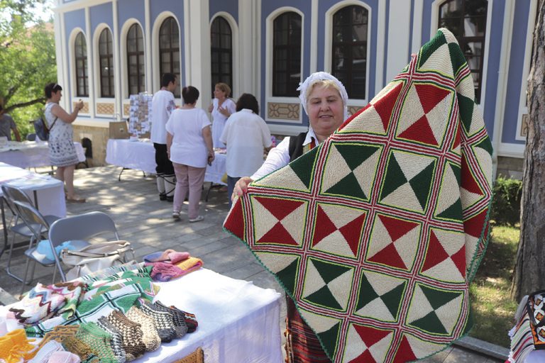 Горещи новини | Майстори на плетивата от цялата  страна се събраха във В. Търново