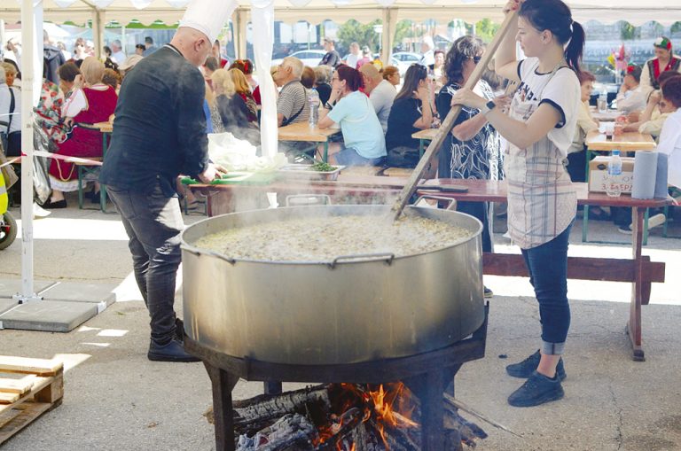 Откриха хайдушкия фестивал в Мерданя с родопски гайди