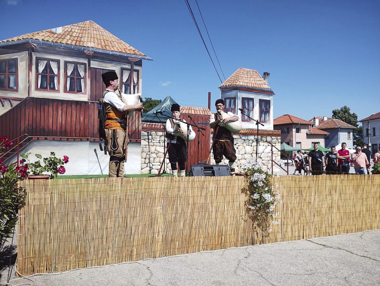 Откриха хайдушкия фестивал в Мерданя с родопски гайди