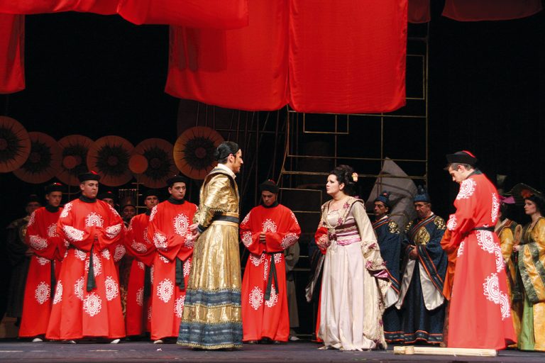 Култура | Блестящи солисти репетират оперетата “Страната на усмивките” в театъра