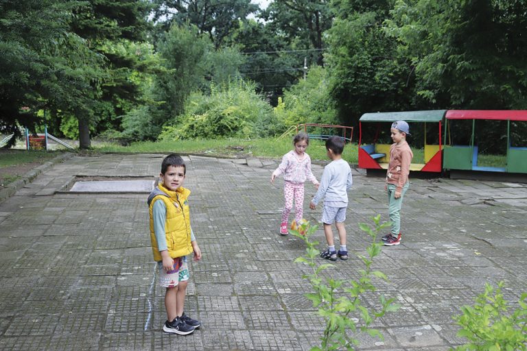 Деца сами си отглеждат зеленчуци в градината в Присово