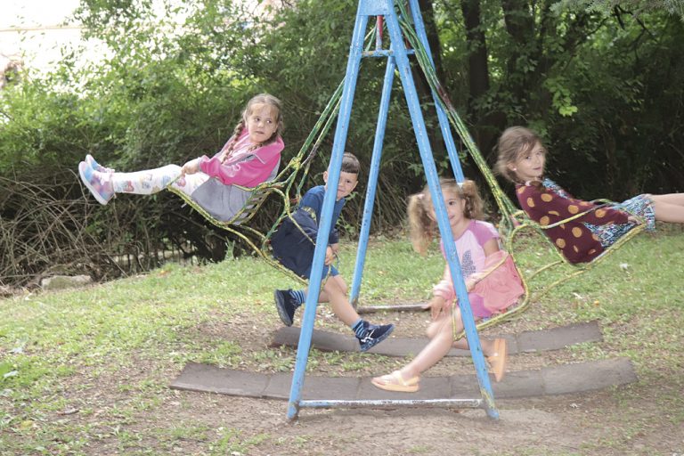 Деца сами си отглеждат зеленчуци в градината в Присово