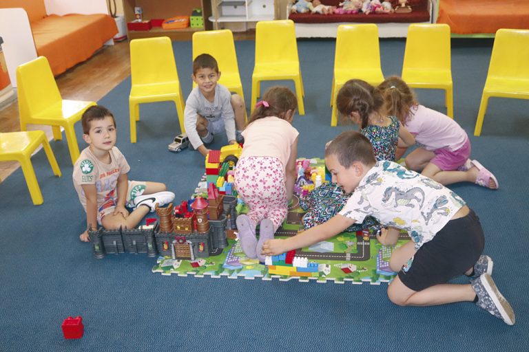 Деца сами си отглеждат зеленчуци в градината в Присово