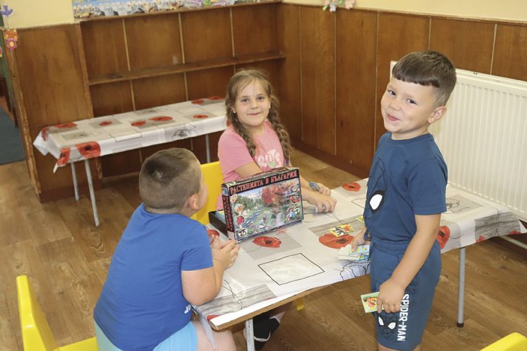 Общество | Деца сами си отглеждат  зеленчуци в градината в Присово