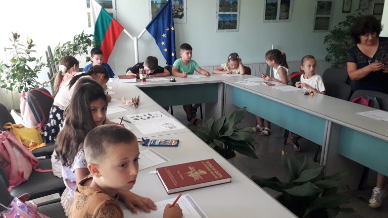 Общество | Ученици от лятната занималня на ОУ „Димитър Благоев“ посетиха РИОСВ