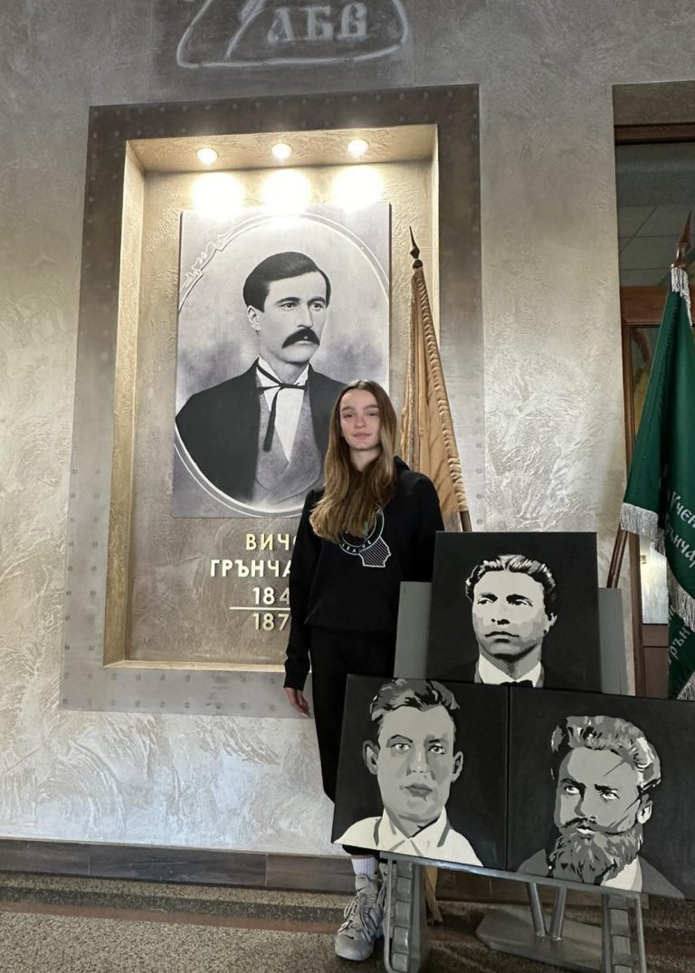 Общество | Ученичка дари на училището си рисувани от нея портрети на български революционери