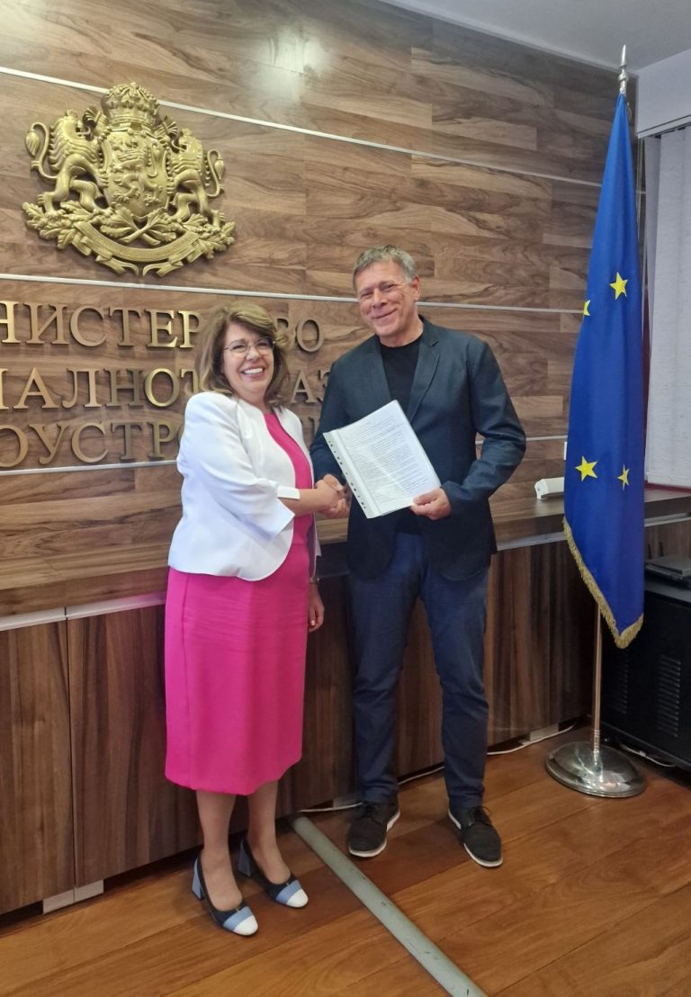 Горещи новини | Кметът на Г. Оряховица подписа договори за 9 млн. лв.