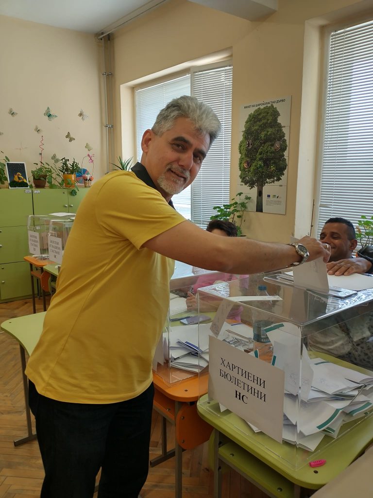 Горещи новини | Милен Михов: „Властта принадлежи на всички нас“