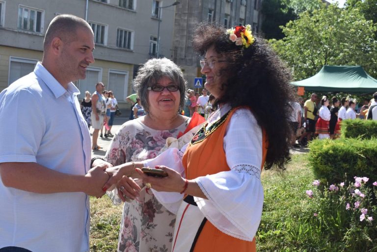 В Лясковец Фестивал „Красотата на душата“ показа творчеството на майсторката на народни носии и сценични облекла Анелия Тахрилова