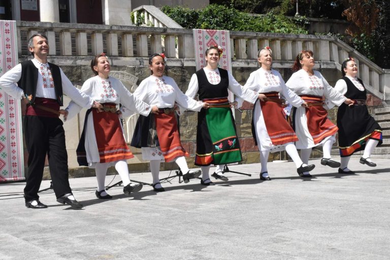 В Лясковец Фестивал „Красотата на душата“ показа творчеството на майсторката на народни носии и сценични облекла Анелия Тахрилова